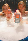 НА ВЫСТАВКЕ ТЕХНИЧЕСКИХ НОВИНОК В ГЕРМАНИИ  симпатичные девушки, сидя в бассейне, демонстрировали покупателям, как правильно пользоваться  «презервативом для мобильника»